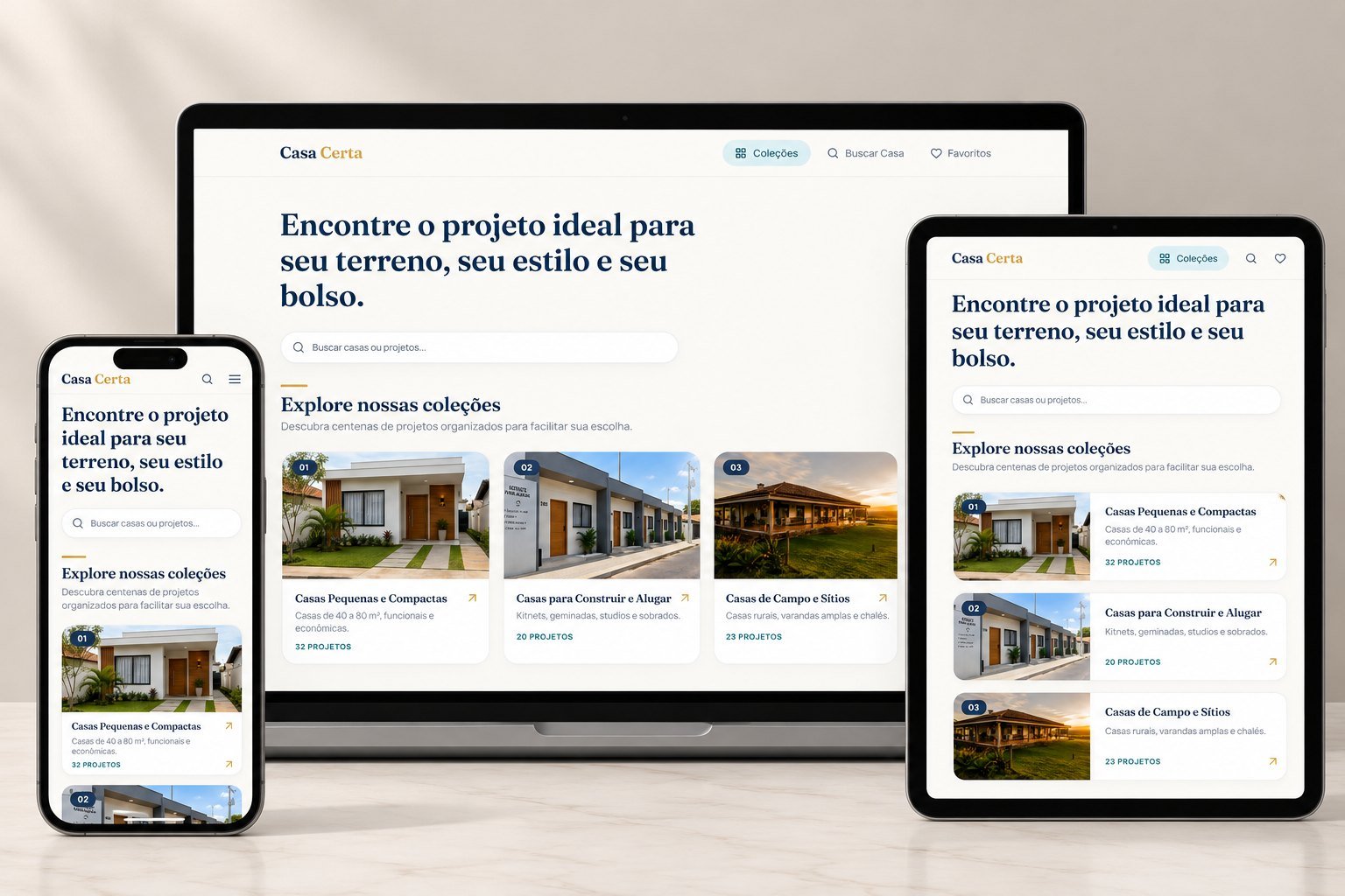 App Casa Certa aberto no celular, no notebook e no tablet, mostrando as coleções de projetos